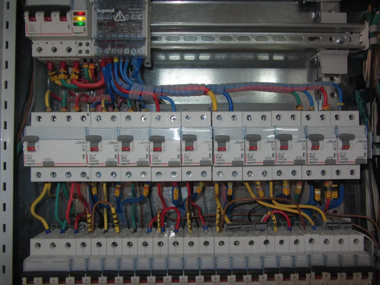 Багаторівнева щитова архітектура приватної резиденції
